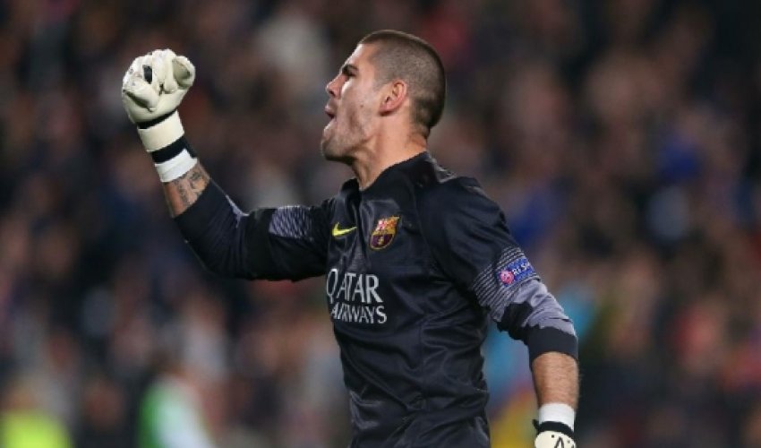 Victor Valdes to train with Manchester United