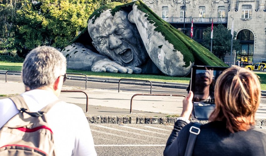 Budapest unveils bizarre oversized sculpture of man - PHOTO