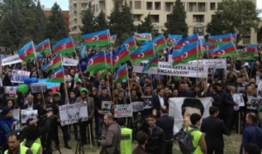 В Баку проходит митинг оппозиции В Баку проходит митинг оппозиции
