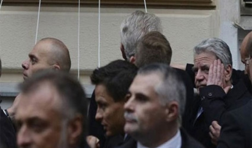 Ruspərəstliyinə görə prezident yumurta atəşinə tutuldu - FOTO