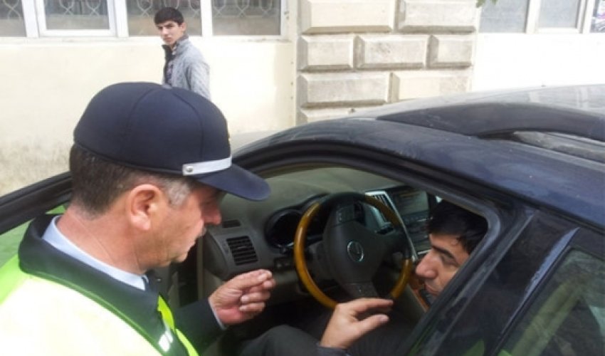 В Баку автохулиган волок полицейского по улице В Баку автохулиган волок полицейского по улице