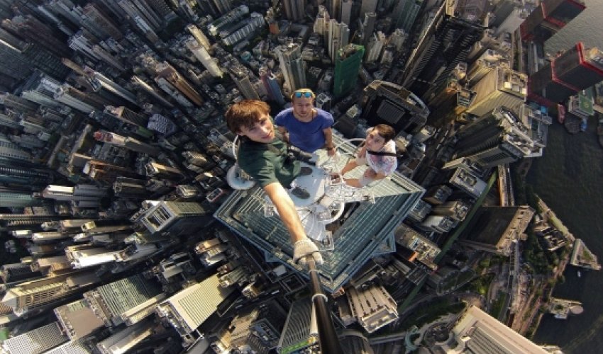 Hong Kong's skyscrapers to take vertigo-inducing selfies above the city - PHOTO