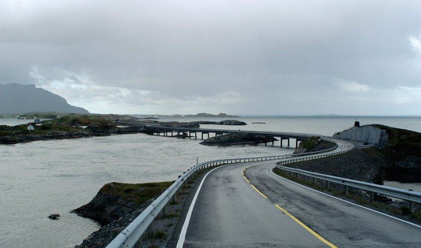 Daring drivers take on Norway's winding 'drunk bridge' - PHOTO Daring drivers take on Norway's winding 'drunk bridge' - PHOTO
