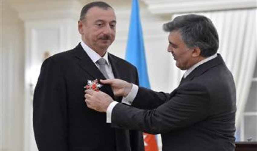 President Gül presents medal of honor to Aliyev President Gül presents medal of honor to Aliyev