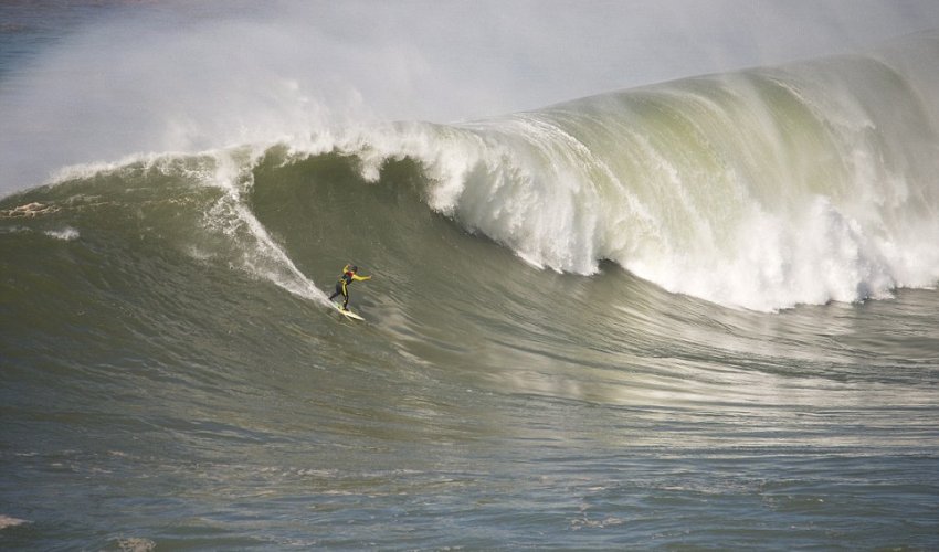 Thrill-seeker surfs through incredible waves Thrill-seeker surfs through incredible waves