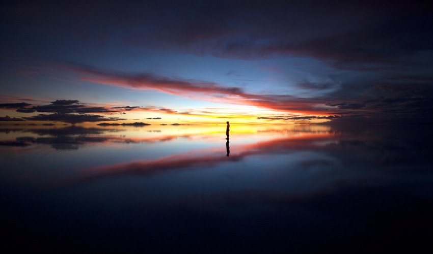 Skylines reflected in water create a dream-like background - PHOTO Skylines reflected in water create a dream-like background - PHOTO