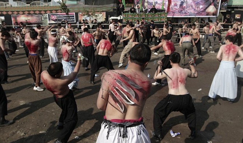 Bloodied Shi’ite Muslims slashing themselves with chained blades - PHOTO+VIDEO Bloodied Shi’ite Muslims slashing themselves with chained blades - PHOTO+VIDEO
