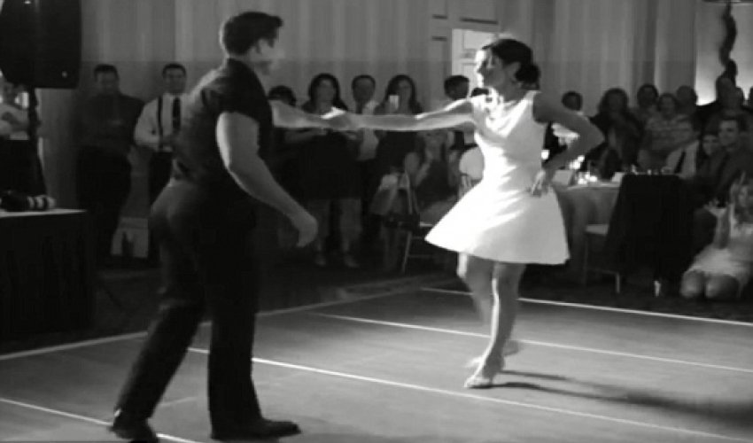 Couple performs 'Dirty Dancing' scene at wedding - PHOTO+VIDEO Couple performs 'Dirty Dancing' scene at wedding - PHOTO+VIDEO