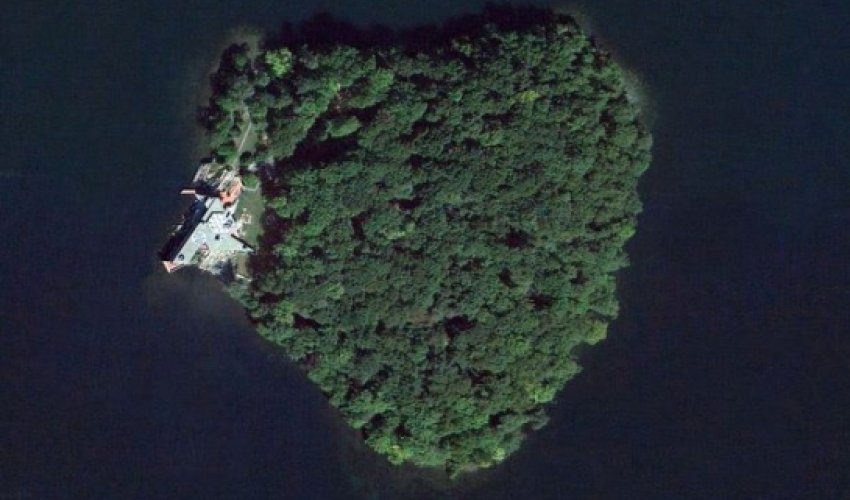 Jolie buys Brad Pitt £12m heart-shaped island