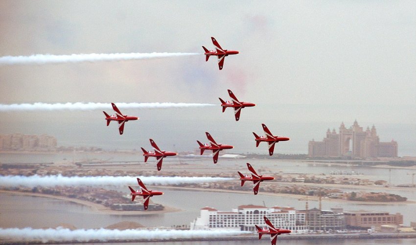 Red Arrows aces paint Dubai sky red, white and blue - PHOTO+VIDEO Red Arrows aces paint Dubai sky red, white and blue - PHOTO+VIDEO