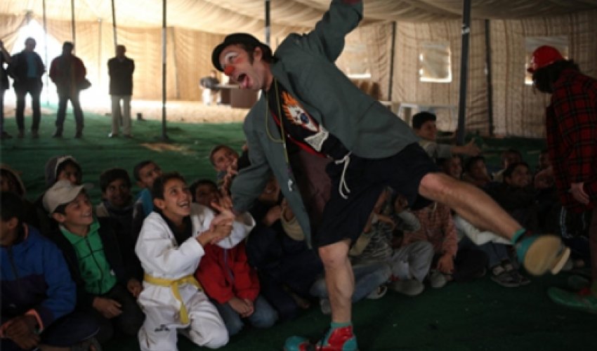 Clowns help Syrian camp children smile for moment - PHOTO Clowns help Syrian camp children smile for moment - PHOTO