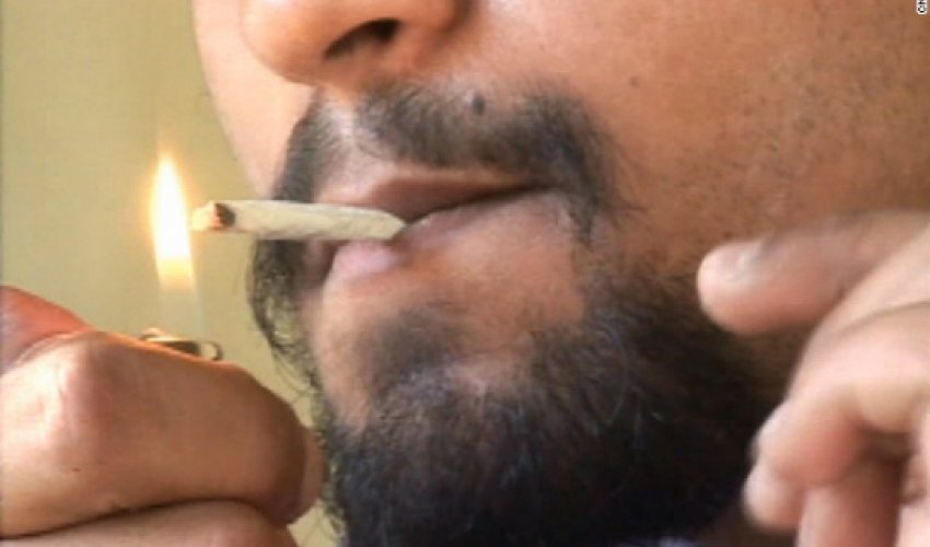Does smoking pot cause man boobs? Does smoking pot cause man boobs?