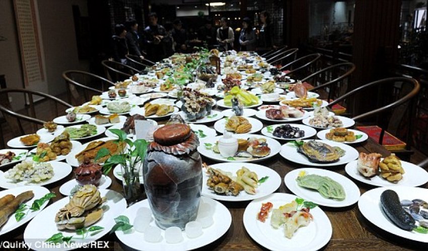 Artist breaks world record with 142 plates of sculpted meals, made entirely of rock - PHOTO