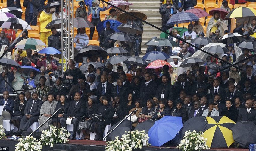 Obama and David Cameron snap selfies at Mandela's memorial - PHOTO+VIDEO Obama and David Cameron snap selfies at Mandela's memorial - PHOTO+VIDEO