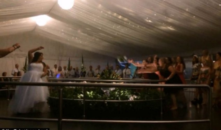 Wedding guest is so determined to grab bride's bouquet - VIDEO Wedding guest is so determined to grab bride's bouquet - VIDEO