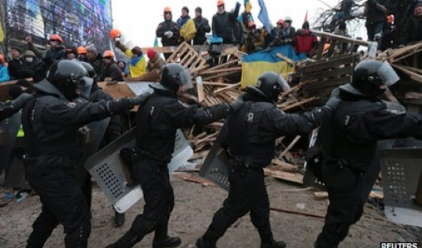 US considers Ukraine sanctions US considers Ukraine sanctions