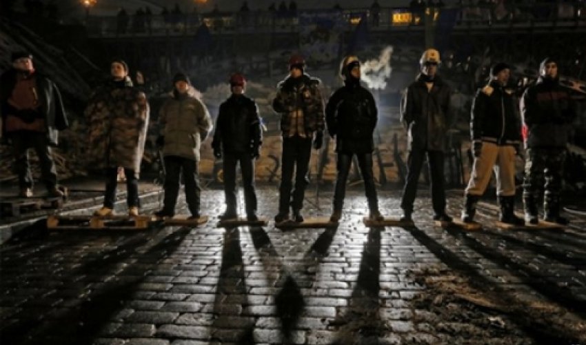 Ukraine protesters rebuild barricades in centre of Kiev Ukraine protesters rebuild barricades in centre of Kiev