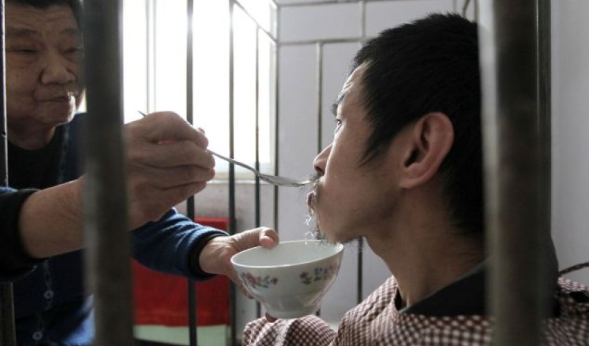 Man is kept in a cage for more than 40 years - PHOTO+VIDEO Man is kept in a cage for more than 40 years - PHOTO+VIDEO