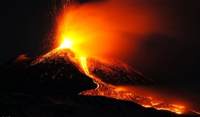 Mount Etna illuminates the sky with gigantic bursts of lava - PHOTO Mount Etna illuminates the sky with gigantic bursts of lava - PHOTO