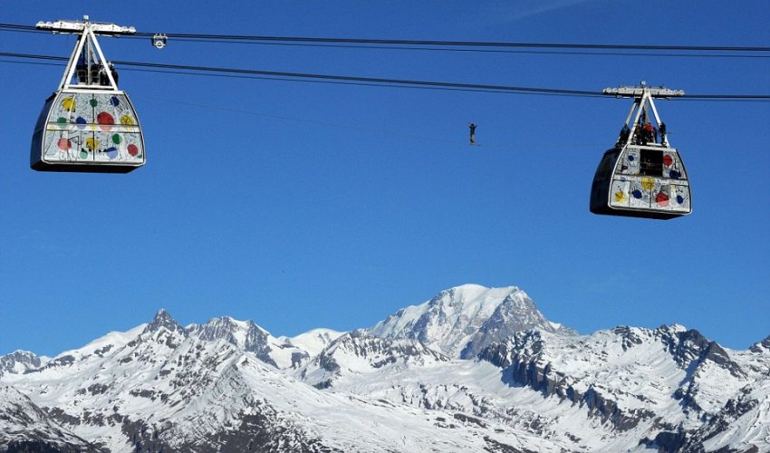 Daredevil highliner performs walk 1,200ft above the Alps - PHOTO Daredevil highliner performs walk 1,200ft above the Alps - PHOTO