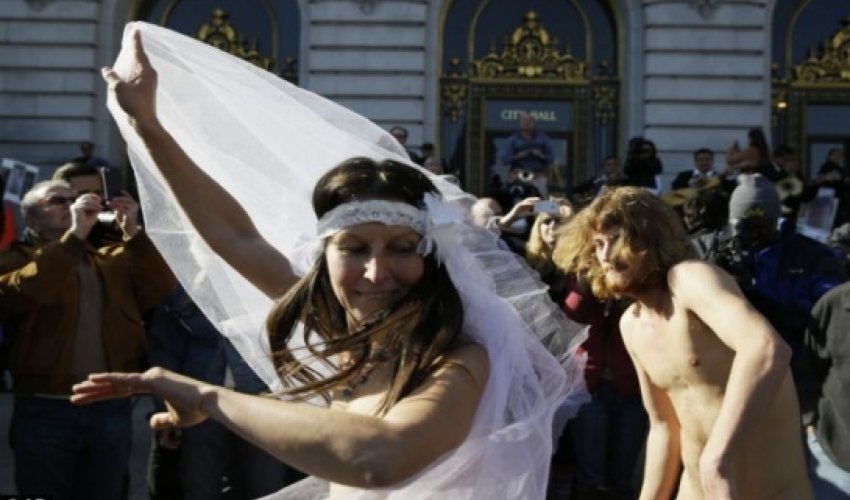 Couple arrested during naked wedding ceremony - PHOTO Couple arrested during naked wedding ceremony - PHOTO