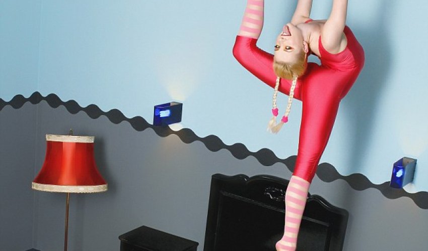 Russian contortionist prepares for the New Year with her 2014 calendar - PHOTO Russian contortionist prepares for the New Year with her 2014 calendar - PHOTO