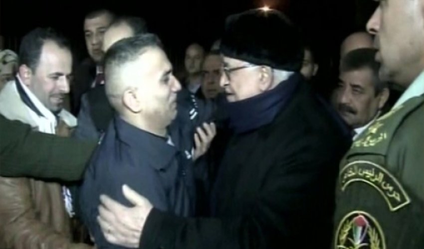 Israel frees Palestinian prisoners Israel frees Palestinian prisoners