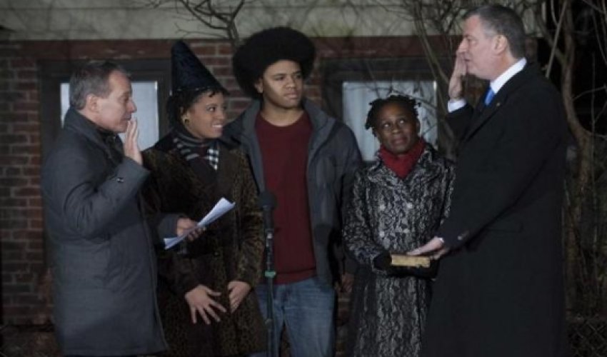 De Blasio sworn in as New York mayor, replacing Bloomberg De Blasio sworn in as New York mayor, replacing Bloomberg