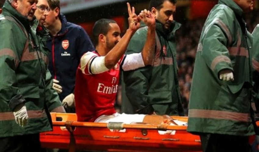 Injured Theo Walcott to miss six months