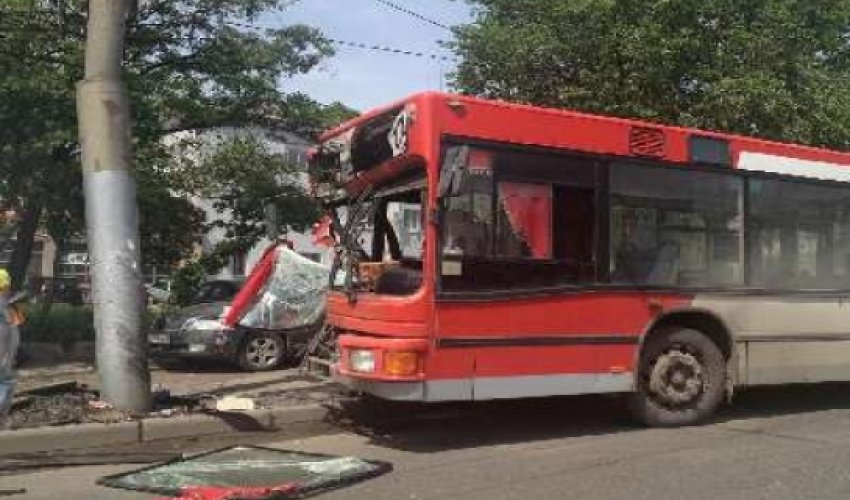 The bus crashed into a pole, there are victims The bus crashed into a pole, there are victims