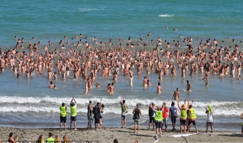 Nude swimmers smash record for largest skinny dip of the world - PHOTO Nude swimmers smash record for largest skinny dip of the world - PHOTO