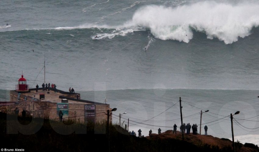 Chasing the biggest waves in the world - PHOTO Chasing the biggest waves in the world - PHOTO