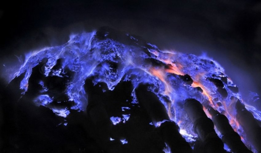 The volcano that spews BLUE lava The volcano that spews BLUE lava