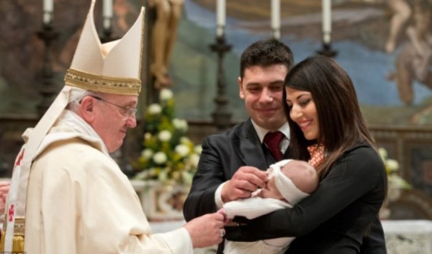 Pope Francis baptises baby of an unmarried couple Pope Francis baptises baby of an unmarried couple