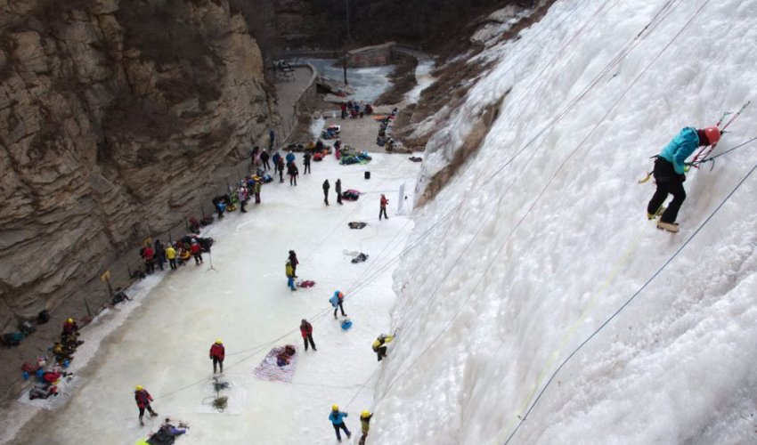 Ice-cool climbers brave extremely cold temperatures to scale a Beijing Waterfall - PHOTO Ice-cool climbers brave extremely cold temperatures to scale a Beijing Waterfall - PHOTO