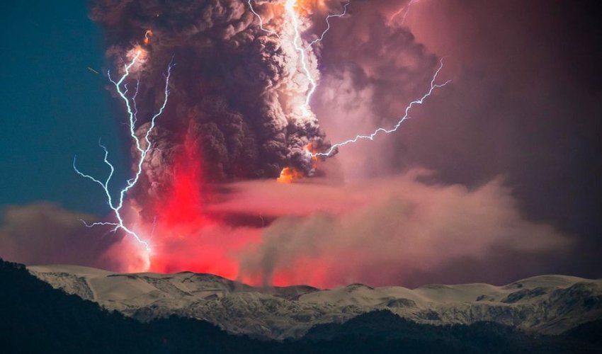 Lightning storm breaks out amid volcanic eruption ash cloud - PHOTO Lightning storm breaks out amid volcanic eruption ash cloud - PHOTO