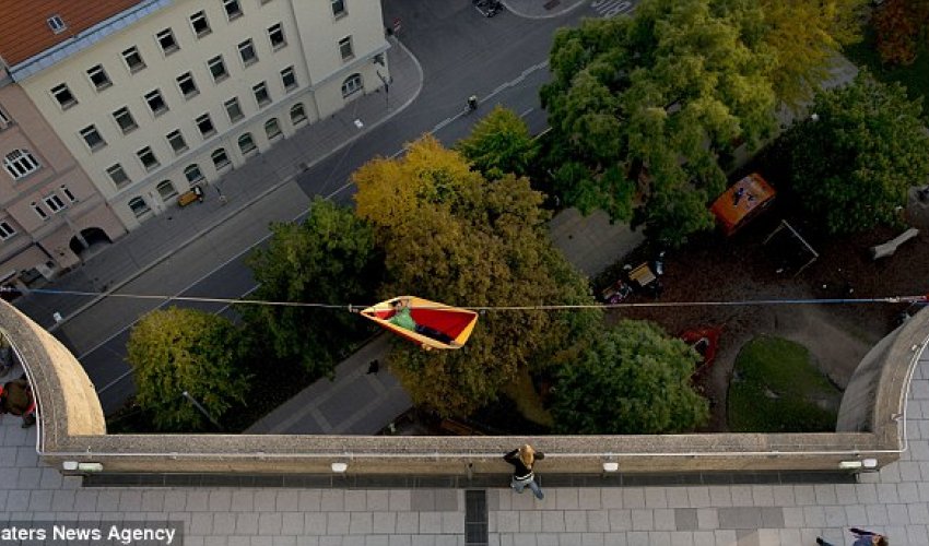Man has a real bed for heights - PHOTO Man has a real bed for heights - PHOTO