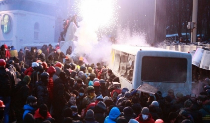 Clashes leave scores injured in Kyiv as protesters defy protest ban Clashes leave scores injured in Kyiv as protesters defy protest ban