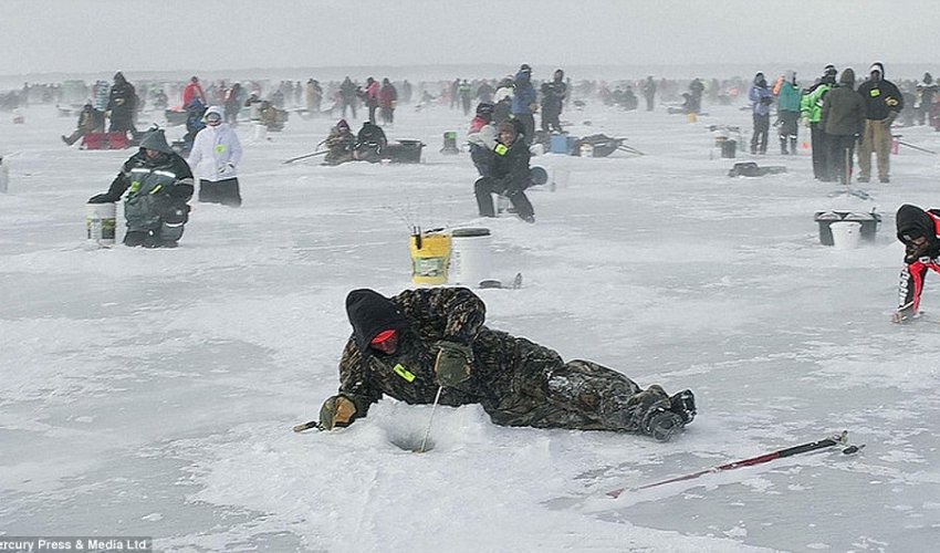 Thousands line up for the world's biggest ice fishing contest - PHOTO Thousands line up for the world's biggest ice fishing contest - PHOTO