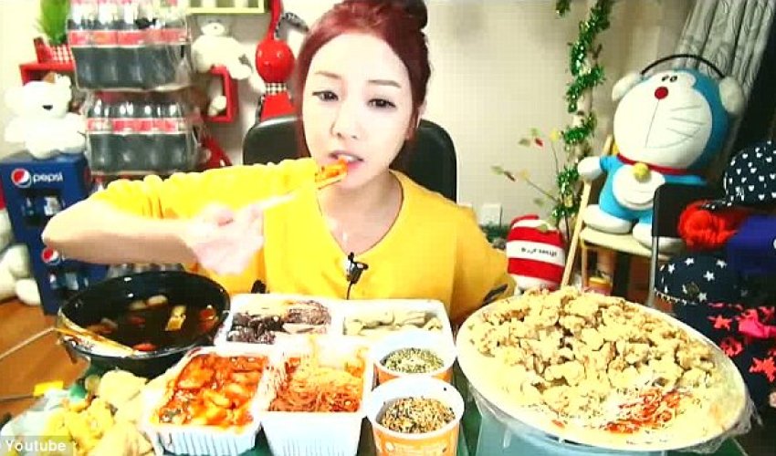 Woman makes £5,600 a month streaming herself eating online - PHOTO Woman makes £5,600 a month streaming herself eating online - PHOTO