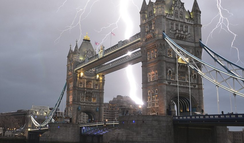 Lightning strikes over London's iconic Tower Bridge, creating an exhilarating scene - PHOTO Lightning strikes over London's iconic Tower Bridge, creating an exhilarating scene - PHOTO