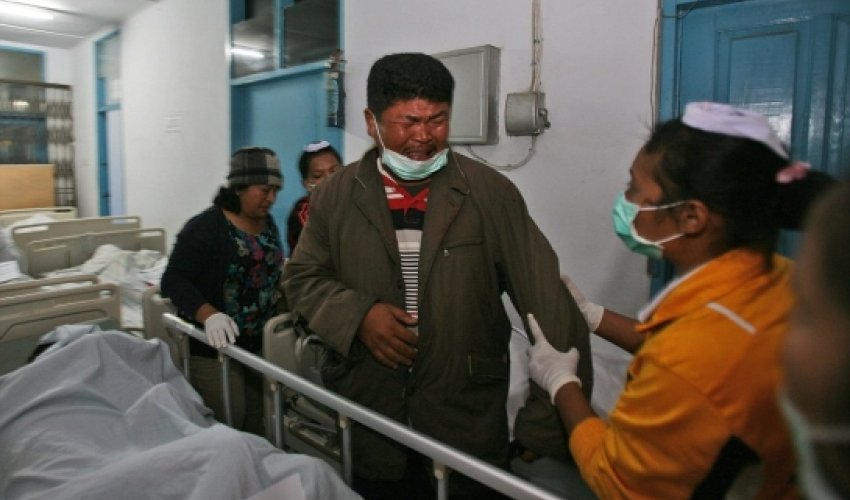 Indonesian villagers run for their lives as Mount Sinaburg erupts - VIDEO Indonesian villagers run for their lives as Mount Sinaburg erupts - VIDEO