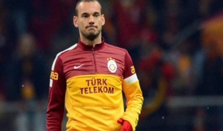 Wesley Sneijder Lays on Goal-Scoring Chance at Galatasaray with His Bottom - VIDEO