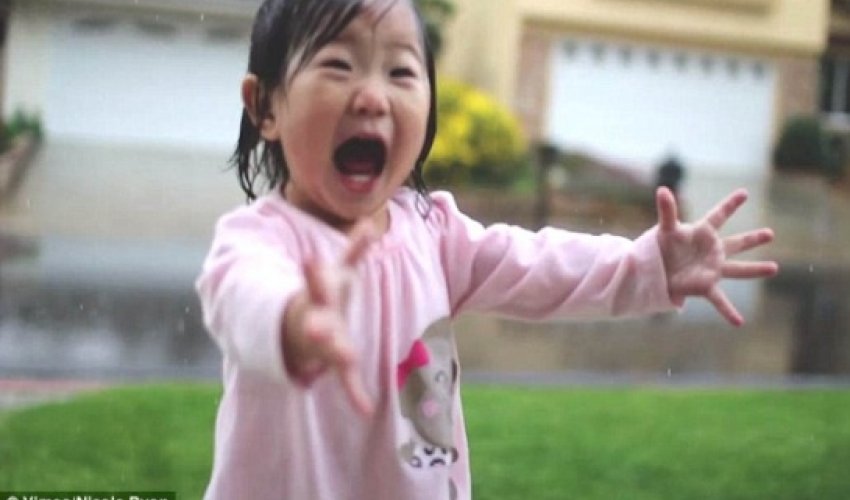 Adorable moment little girl sees rain for the first time - VIDEO