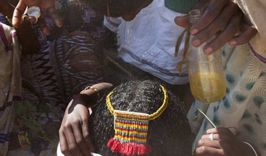 Ethiopian tribes using butter to style their hair - PHOTO Ethiopian tribes using butter to style their hair - PHOTO