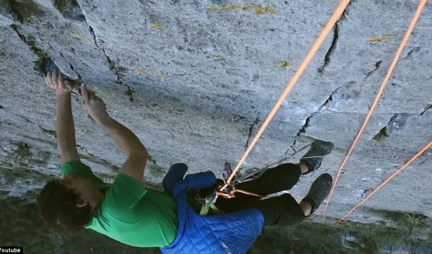 Fearless free climber clutches on by his fingertips to scale 2,500ft rock face - PHOTO Fearless free climber clutches on by his fingertips to scale 2,500ft rock face - PHOTO
