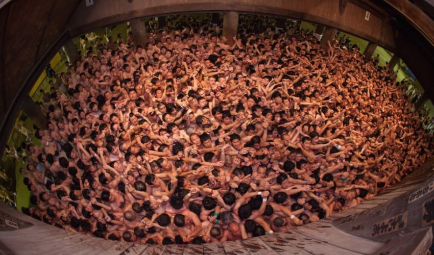 Thousands of Japanese men strip down and battle for... - PHOTO Thousands of Japanese men strip down and battle for... - PHOTO