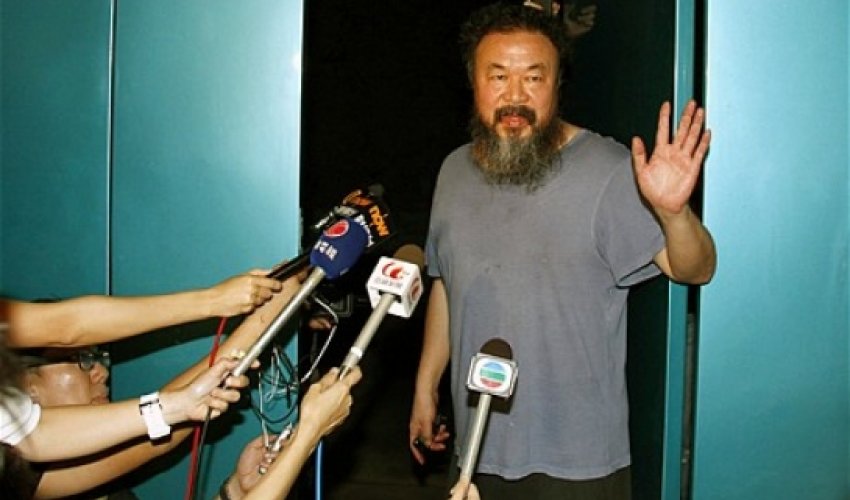 Artist destroys $1 million Ai Weiwei vase