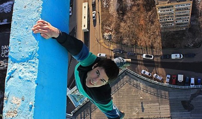 Stomach-churning pictures of Russia's death-defying 'skywalkers' - PHOTO Stomach-churning pictures of Russia's death-defying 'skywalkers' - PHOTO