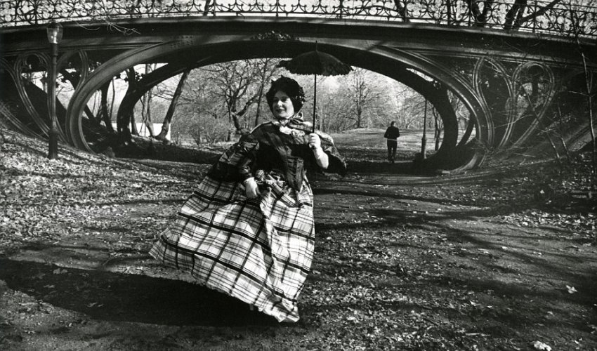 Vintage fashion meets New York's famed landmarks - PHOTO